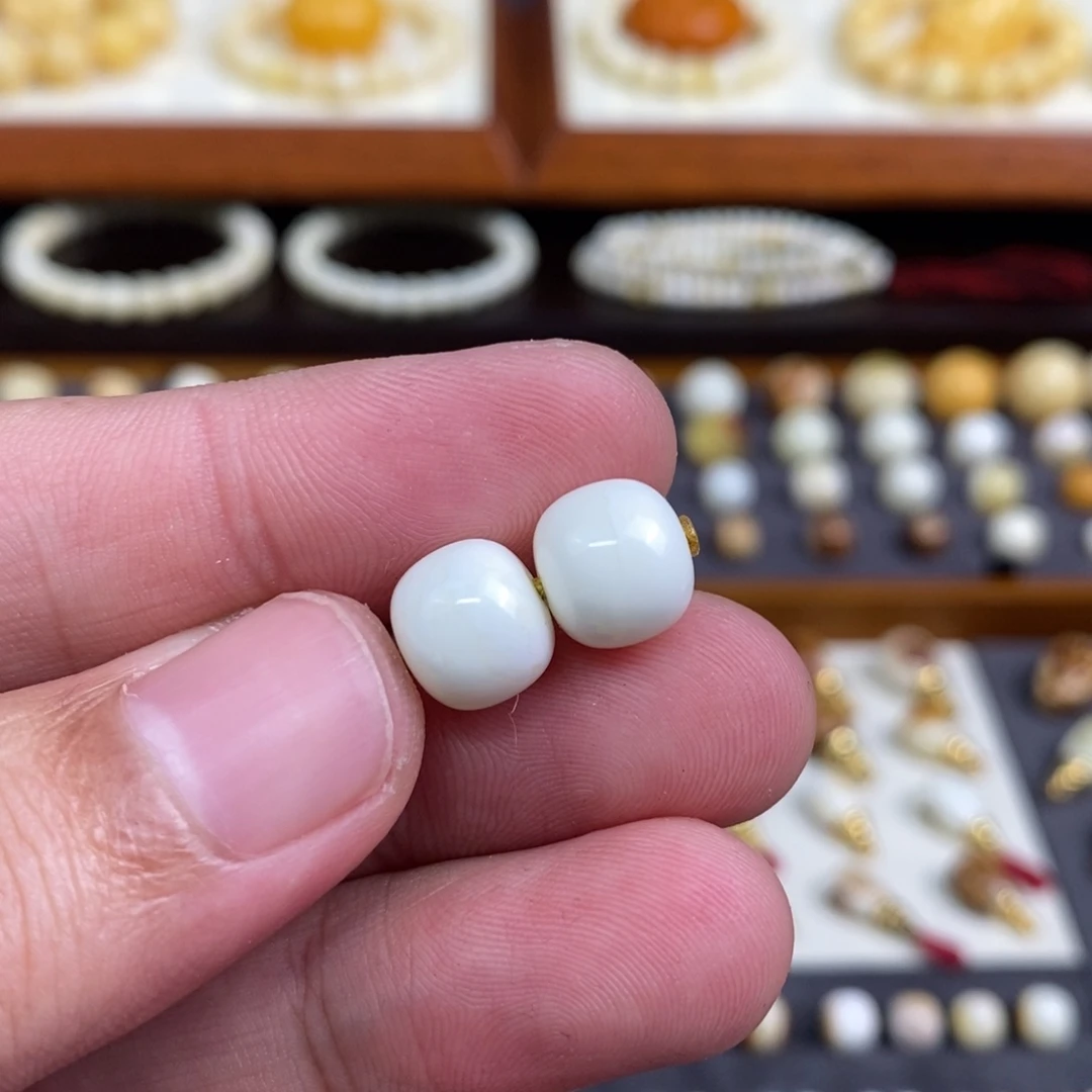 电***》蜜蜡未镶嵌裸石配饰