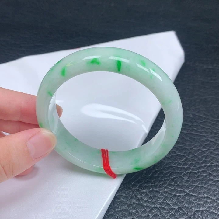 翡翠手镯未镶嵌。