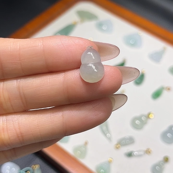 翡翠未镶嵌颈饰葫芦