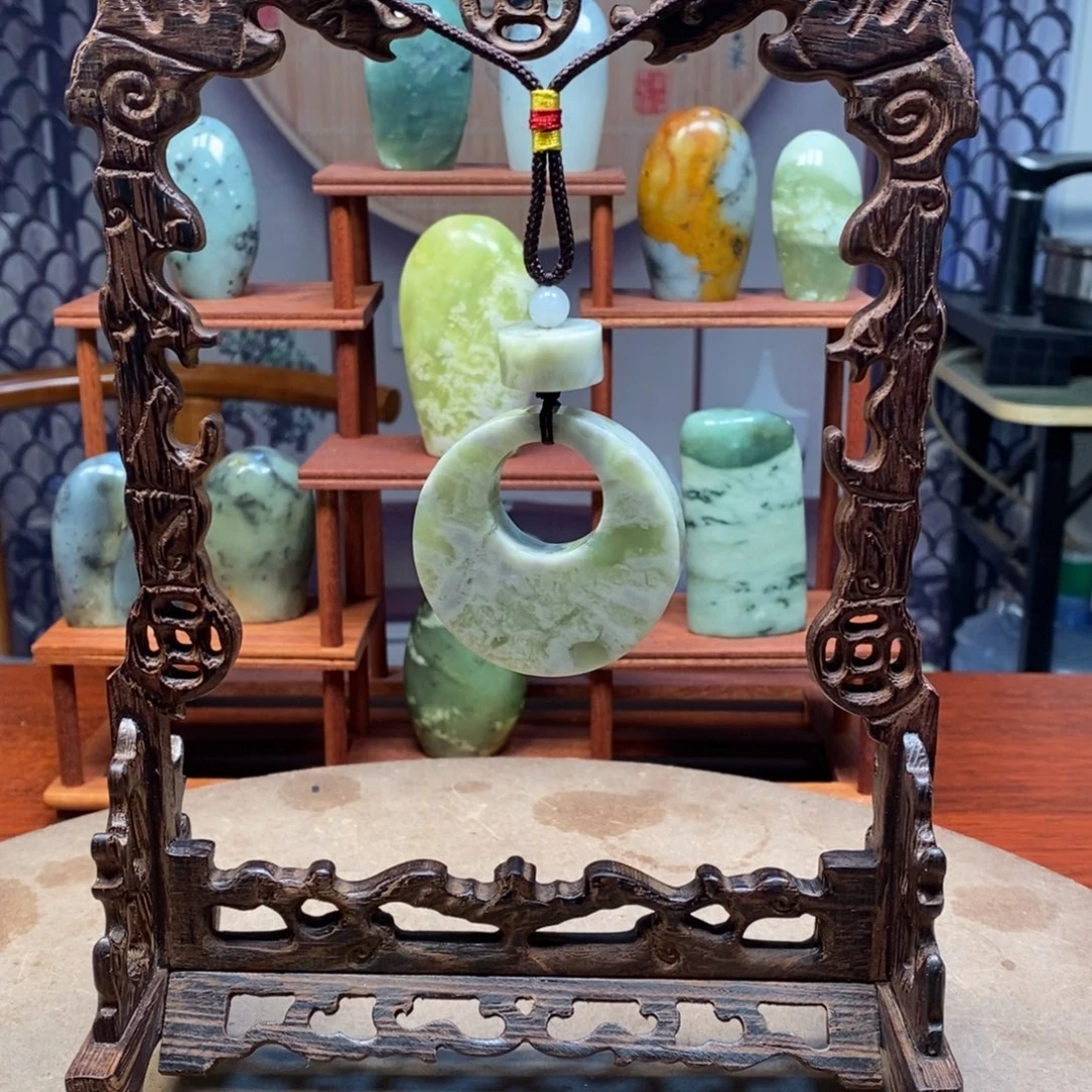 青***子玉岫岩精品原石摆件