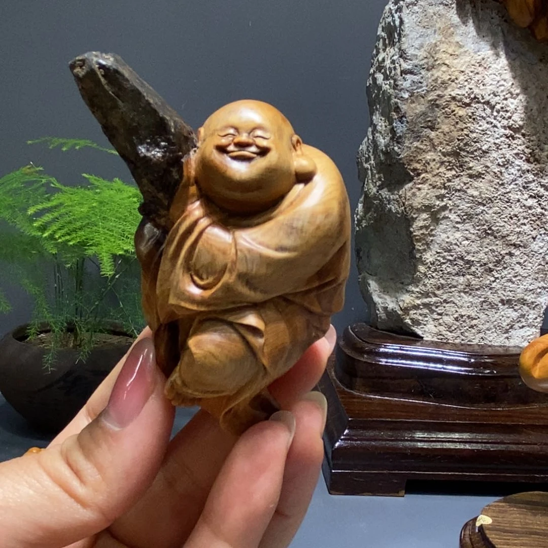 柏木装***的弥勒佛像意境独特