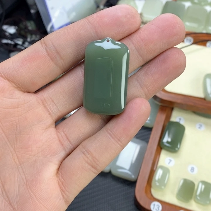 和田玉颈饰未镶嵌小****)