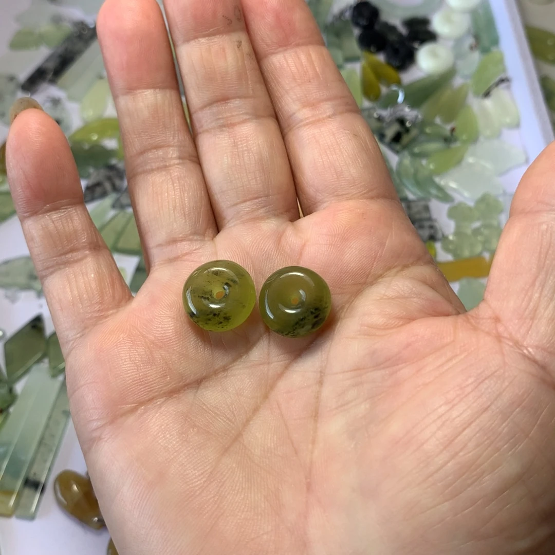 辣***人未镶嵌蛇纹石玉耳环