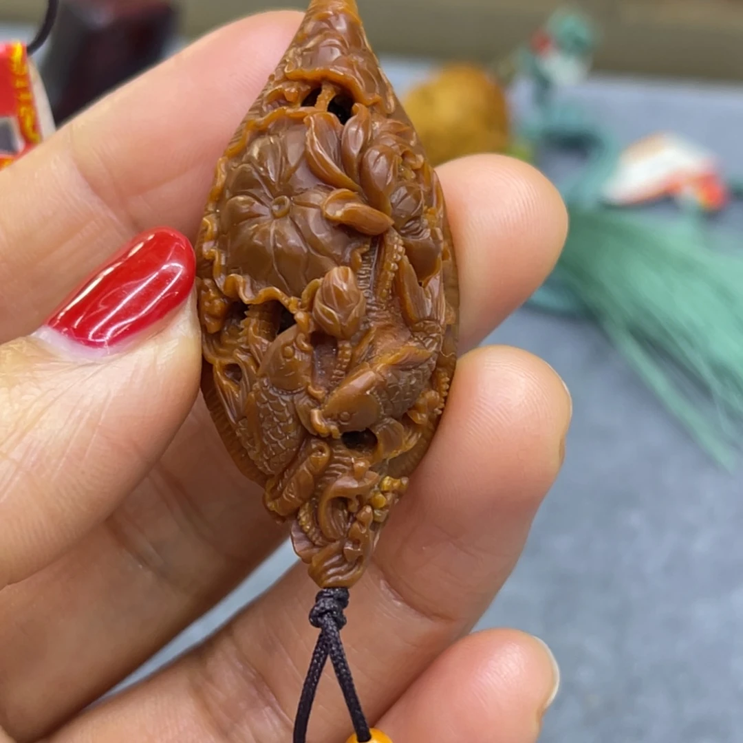 吊坠橄榄核镂空年年有余