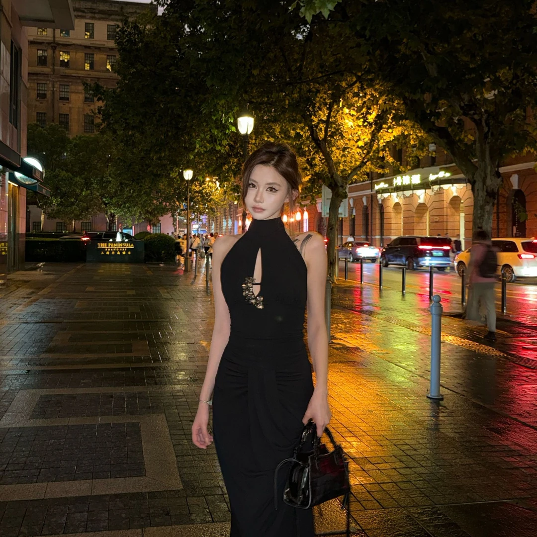IAMFINE原创设计前中镂空定花挂脖上衣黑色气质简约背心