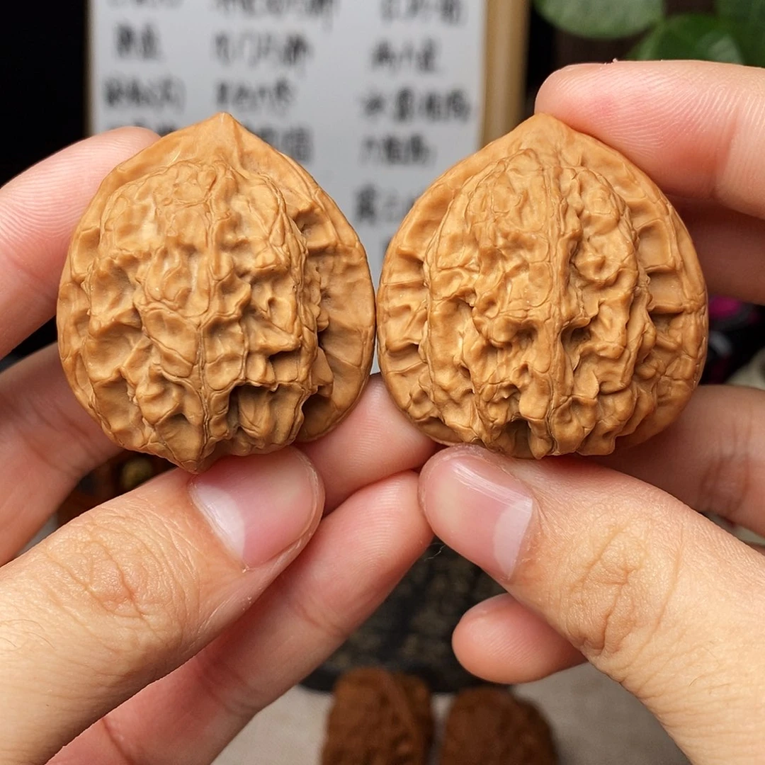 文玩核桃吊坠梨木台