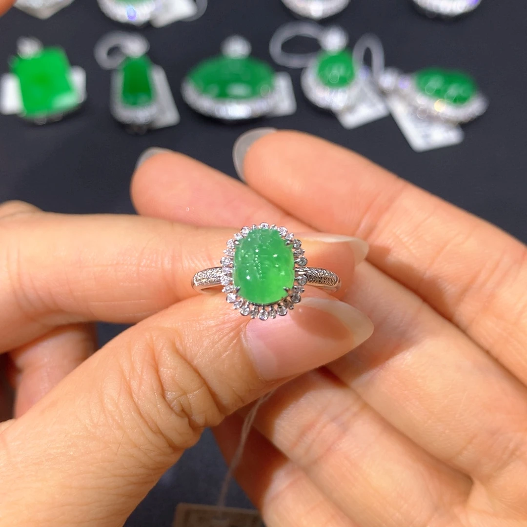 翡翠戒指18K金镶嵌翡翠