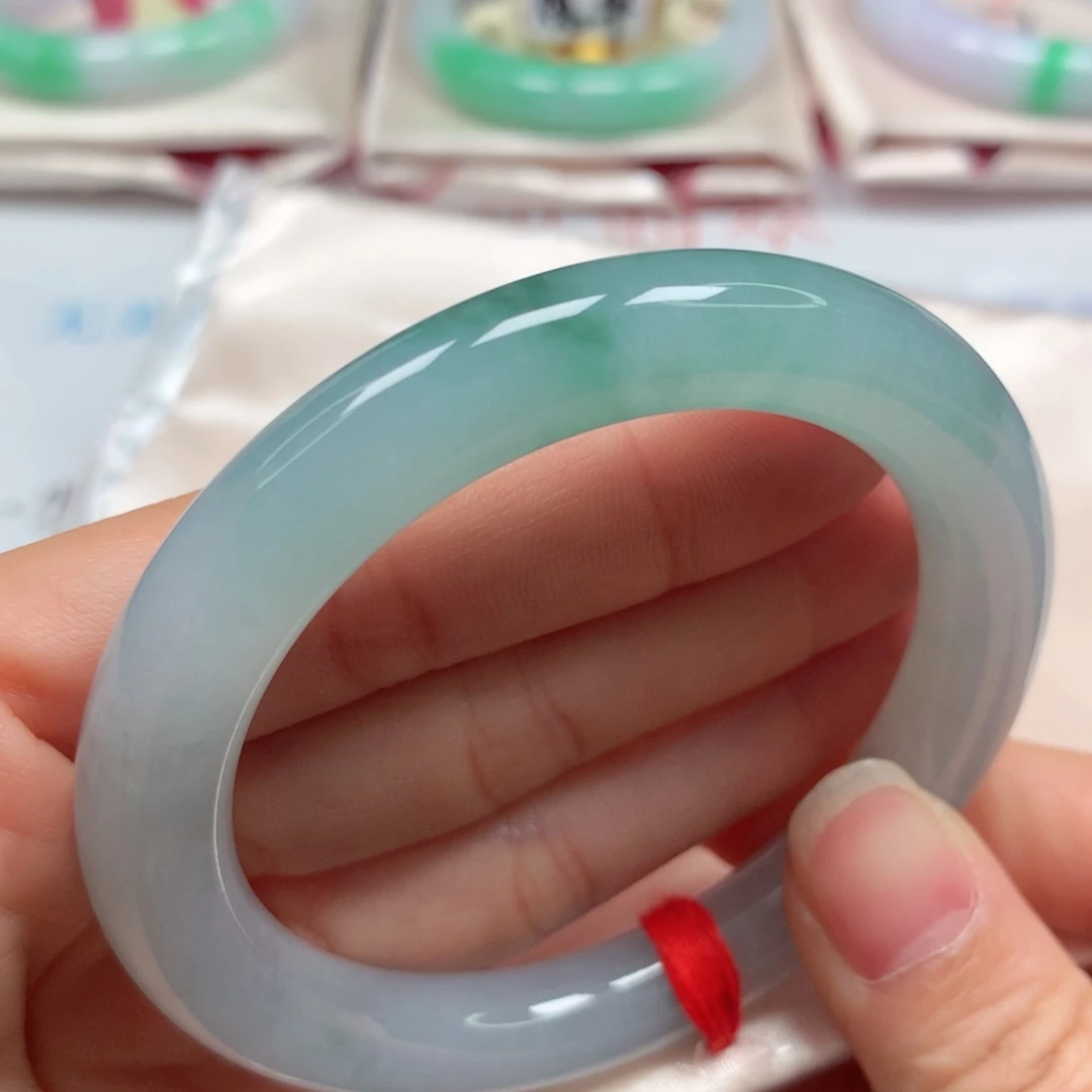 翡翠未镶嵌手镯冰胶润晴蓝底飘花圆条5556