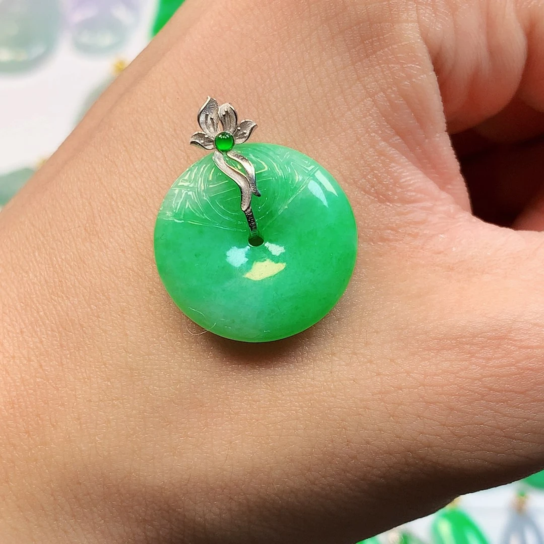 翡翠18K金镶嵌颈饰