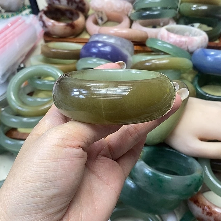 未镶嵌手镯石英岩玉莹