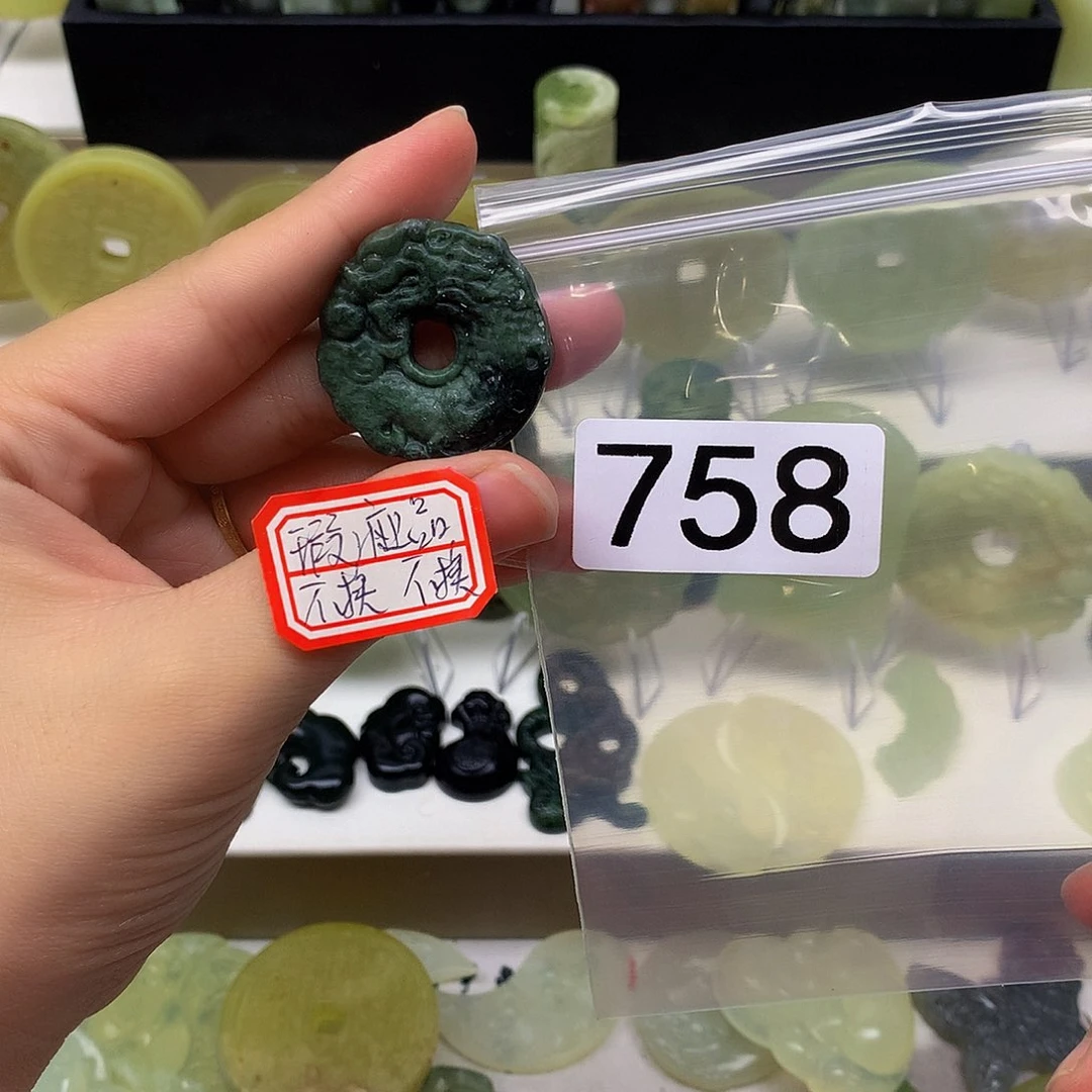 蛇纹石玉颈饰未镶嵌