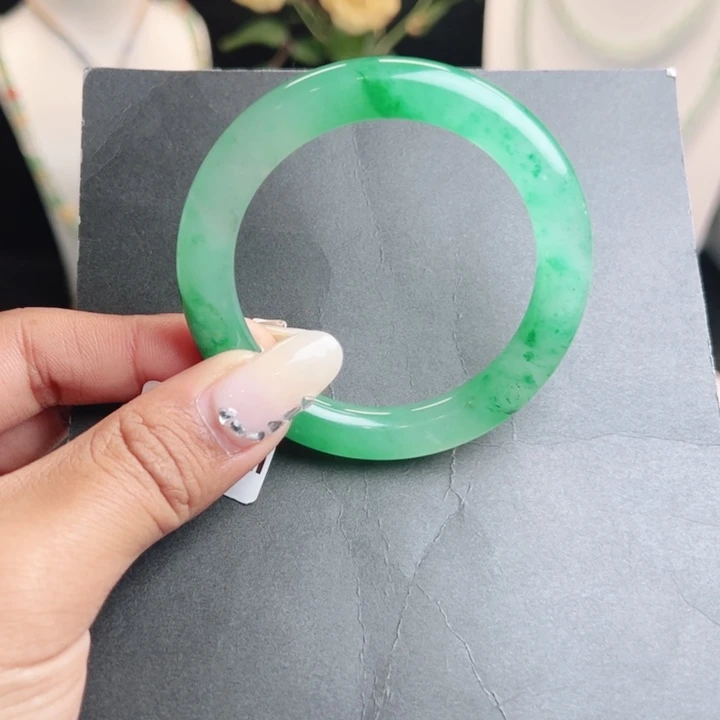 石英质玉未镶嵌手镯（圆镯）