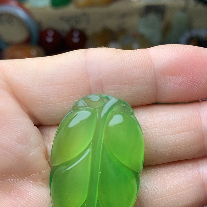 蔡***蔡未镶嵌玛瑙/玉髓珠宝奇石挂