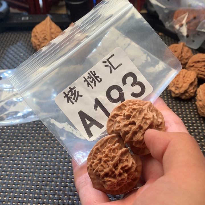 文玩核桃吊坠刀子