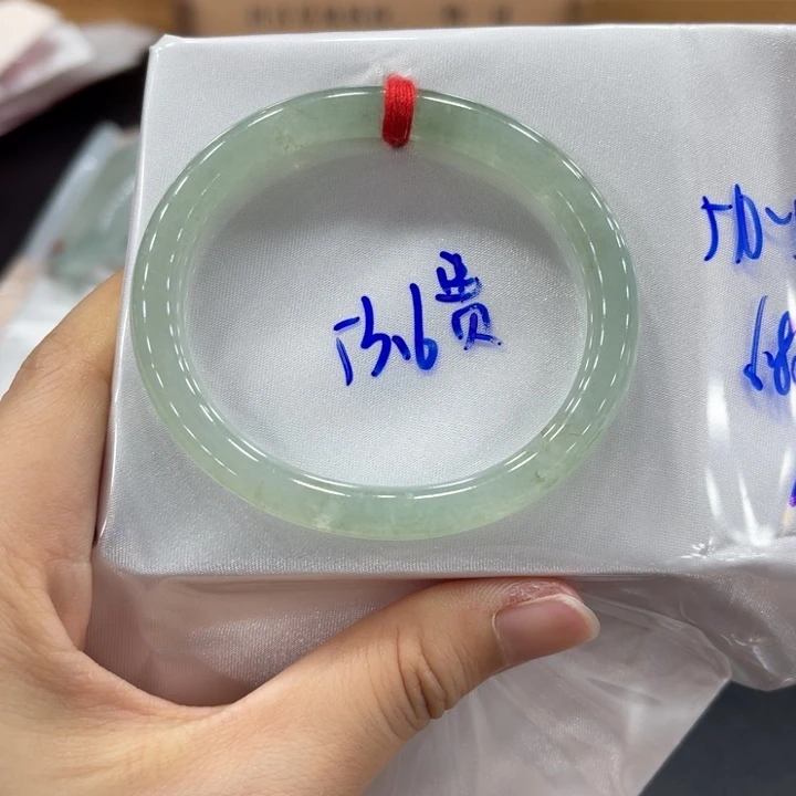 翡翠手镯未镶嵌翡翠