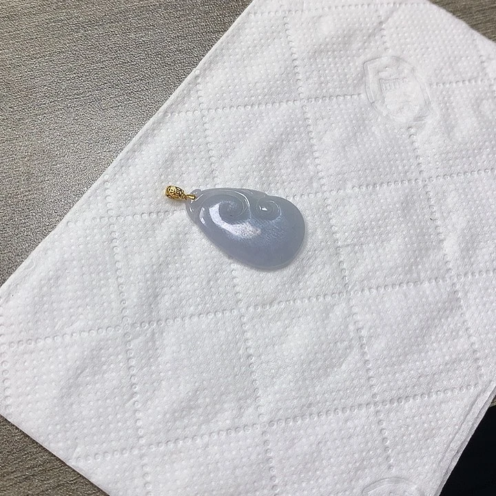 翡翠18K金镶嵌颈饰如意