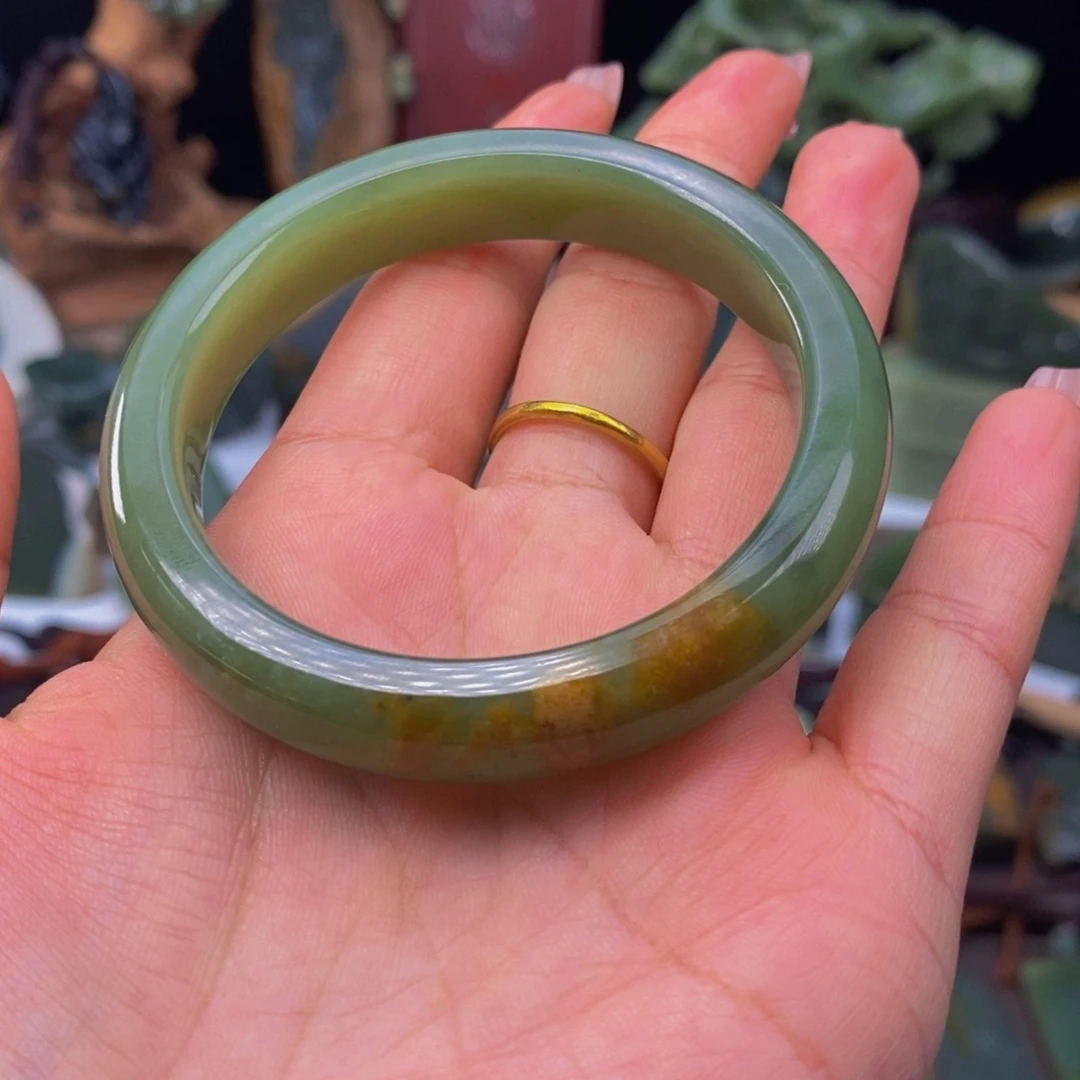 未镶嵌手镯岫岩河磨玉（透闪石质玉）