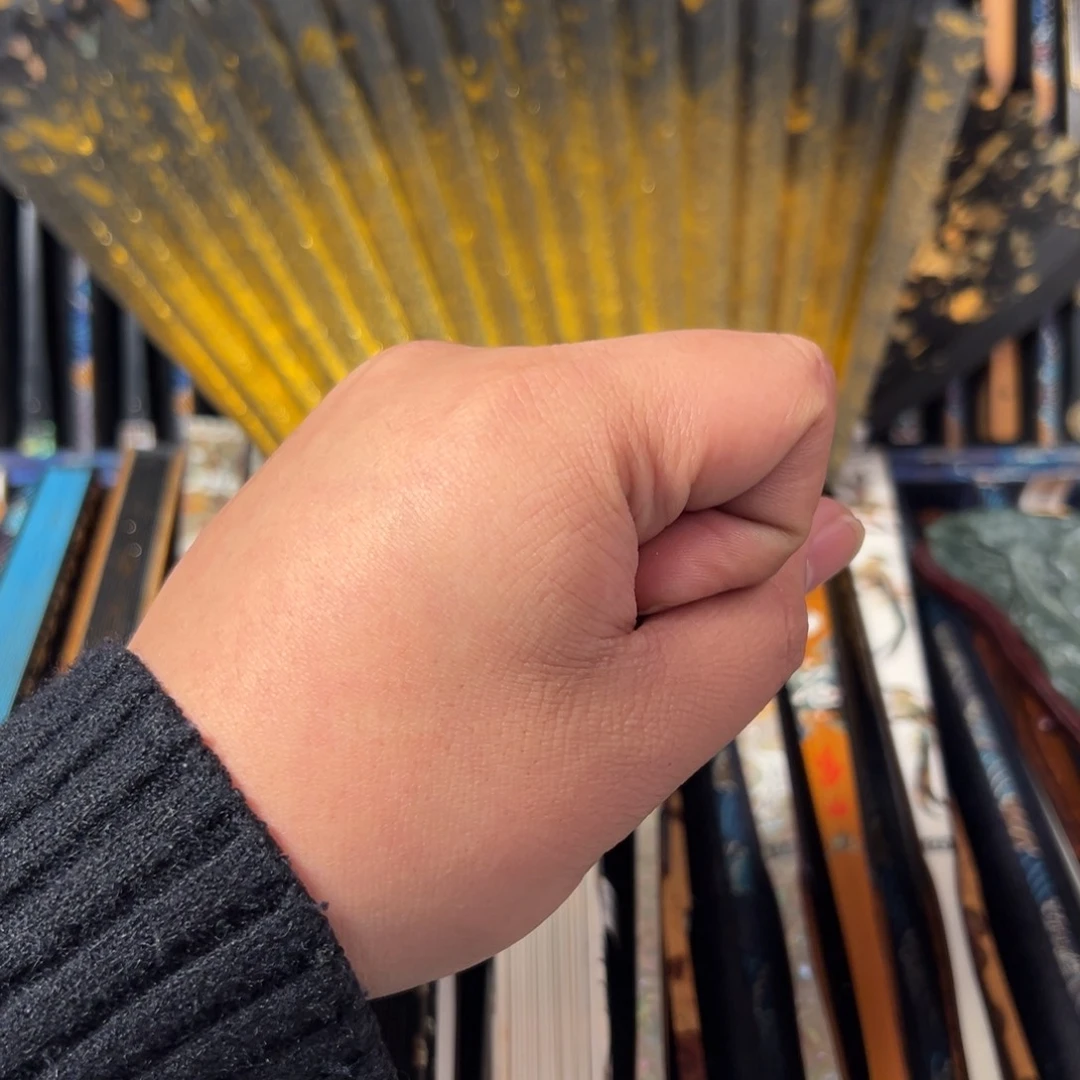 伍***亓扇子扇子的设计很有艺术