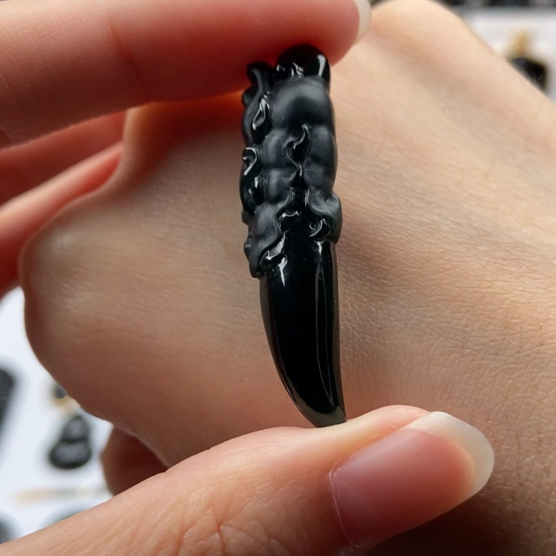 颈饰未镶嵌翡翠龙牙