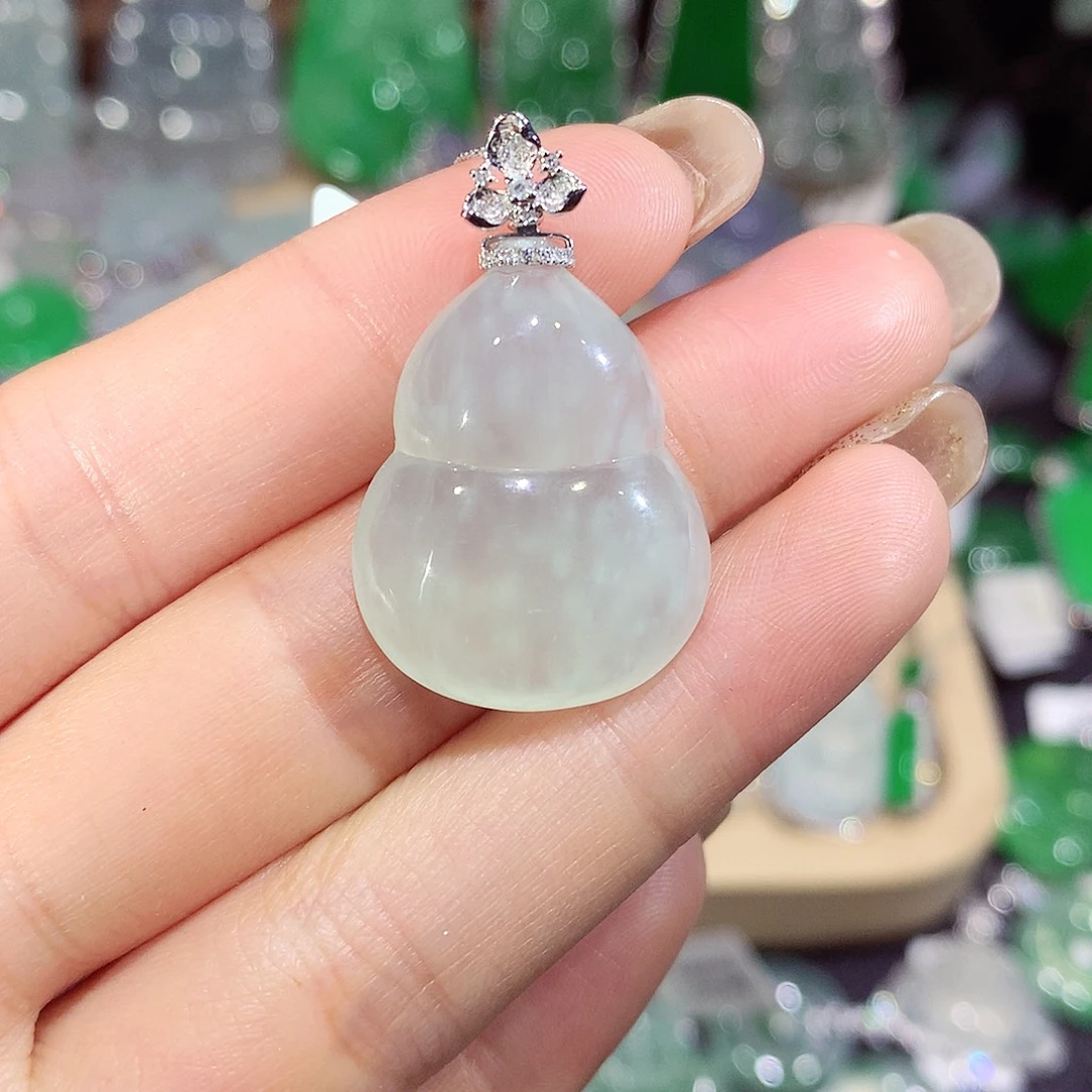 翡翠18K金镶嵌颈饰葫芦