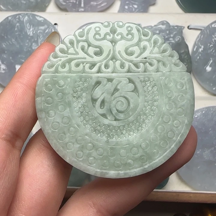 翡翠未镶嵌颈饰有瑕
