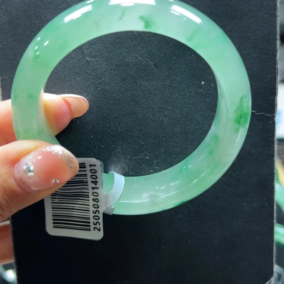 石英质玉手镯未镶嵌何****人