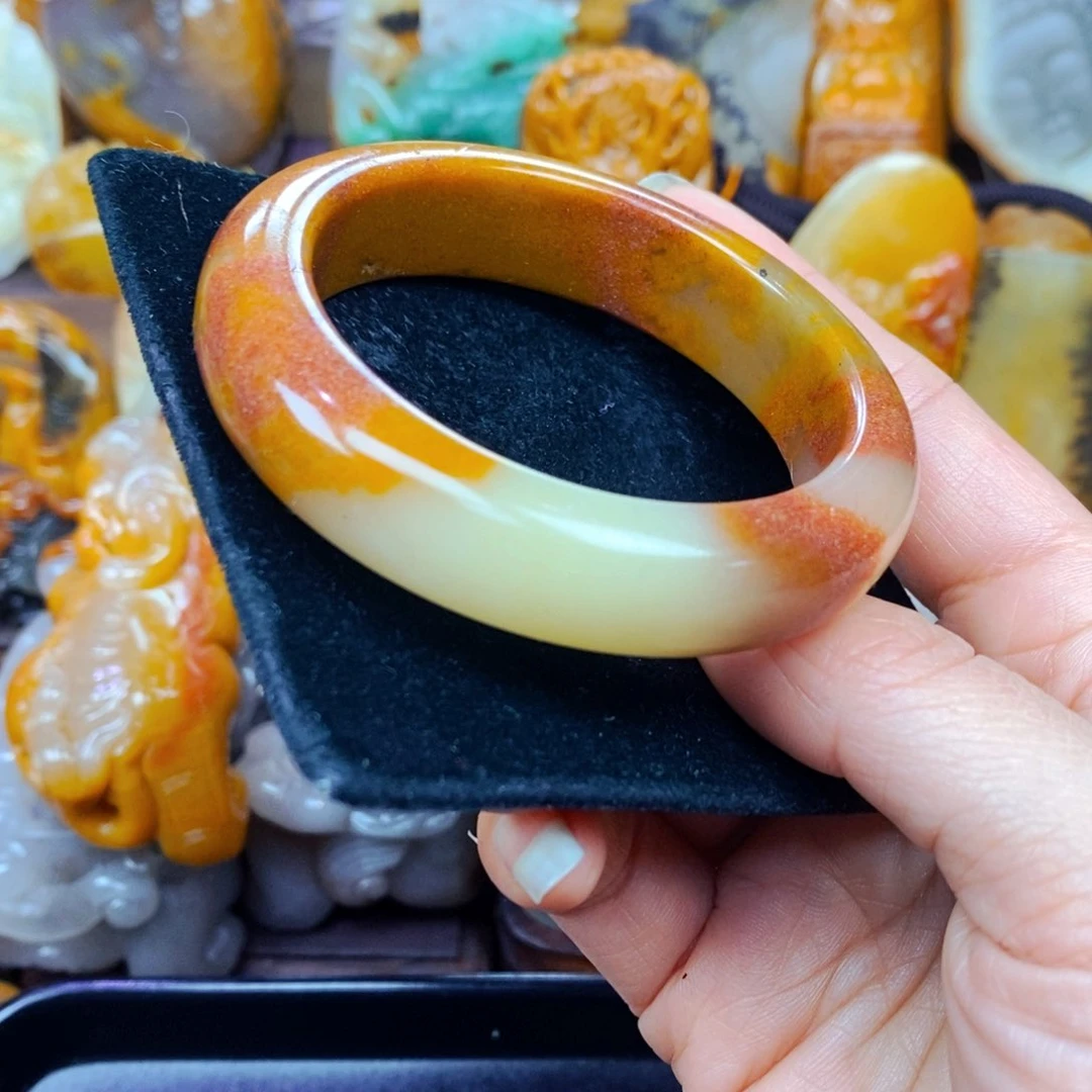 未镶嵌石英质玉（黄龙玉）颈饰