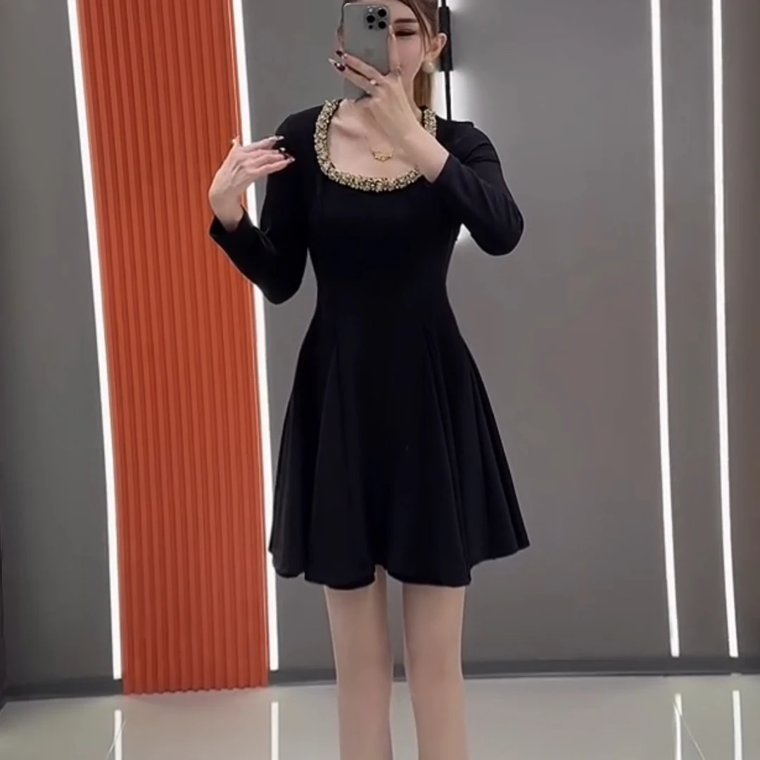 重工镶钻方领收腰显瘦黑色长袖公主连衣裙