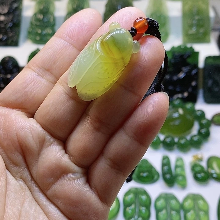 蛇纹石玉颈饰未镶嵌