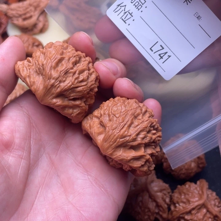 年***。桃核把件43眼镜蛇王