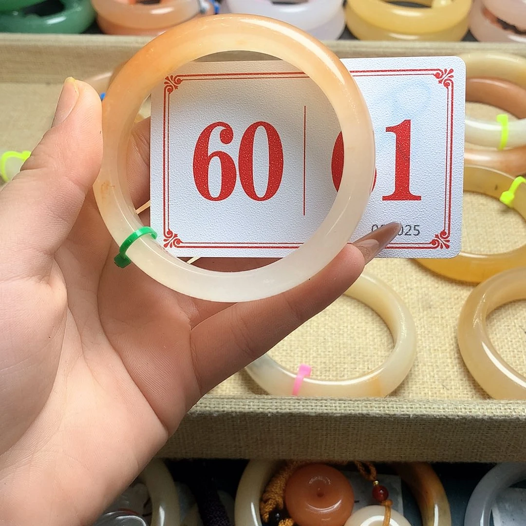 未镶嵌石英质玉（黄龙玉）手镯