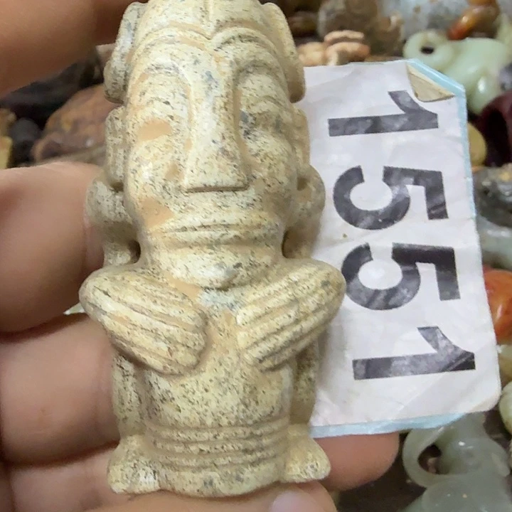 透闪石-蛇纹石玉未镶嵌颈饰