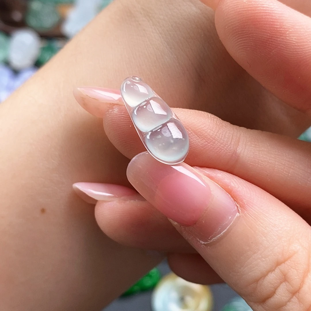 翡翠未镶嵌颈饰福豆