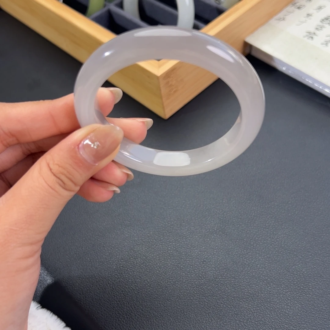 和田玉未镶嵌手镯有细纹