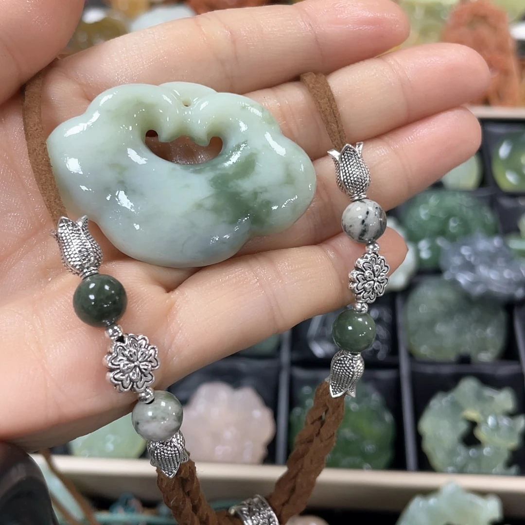 蛇纹石玉颈饰未镶嵌