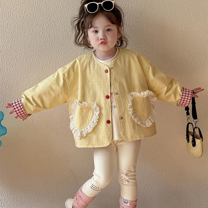 2025春新款女童印花棉质外套韩版爱心图案纯色风衣女童外套红毯款