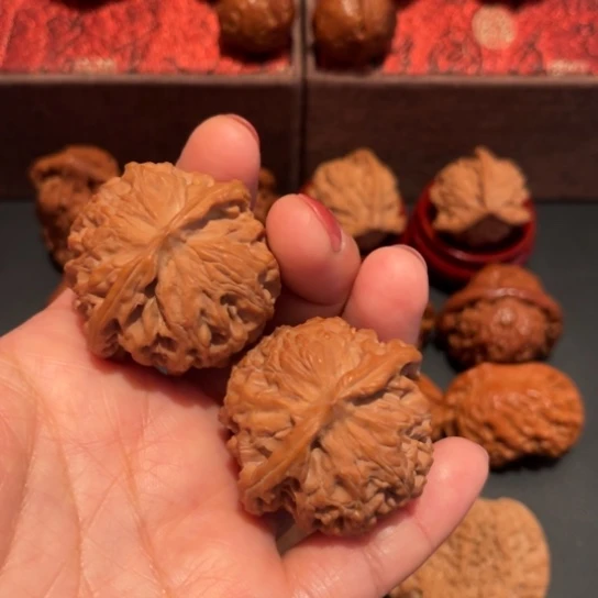 文玩核桃吊坠苹果园