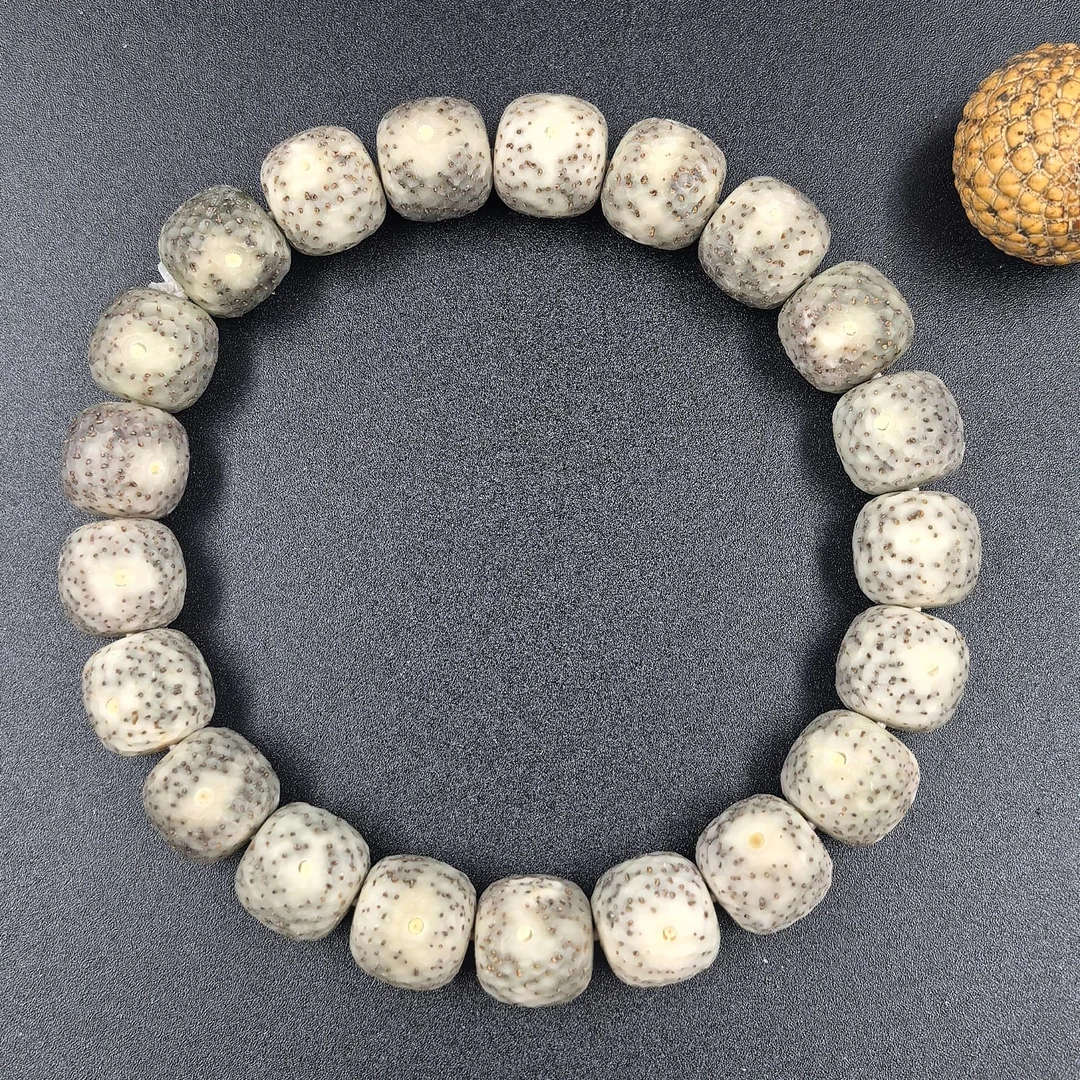 海南星月菩提奶奶灰玉化龙鳞纹雕刻  卡12改手串原生态