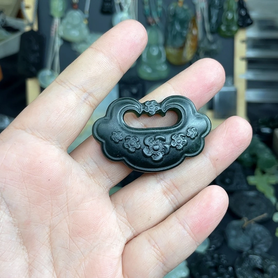未镶嵌岫玉颈饰花锁