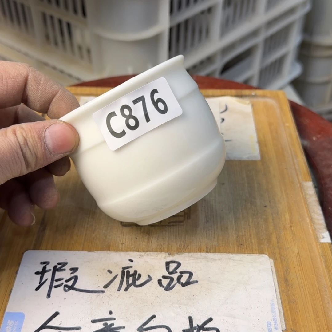 瑕疵介意勿拍陶瓷器皿F164无底款