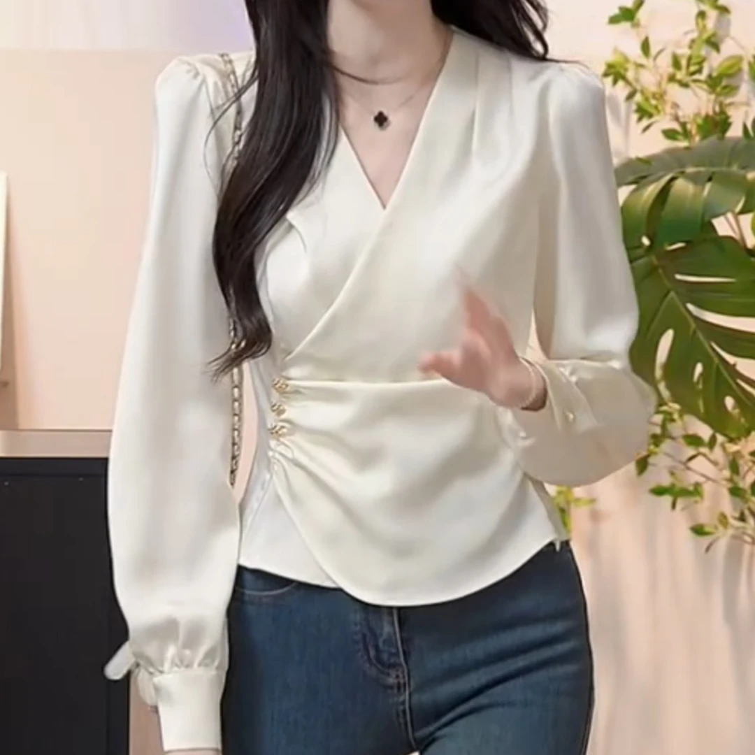 【冰白海屿】2025春款设计感缎面长袖打底衬衫女V领上衣LK2501352