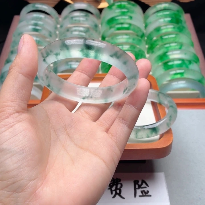 云***风石英质玉未镶嵌手镯