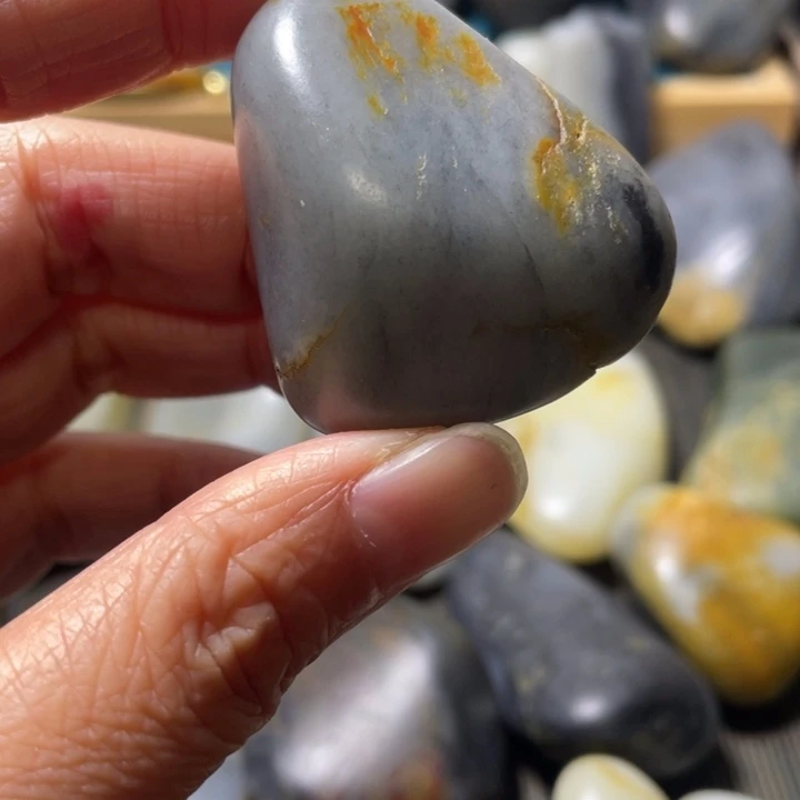 黑***撒和田玉未镶嵌颈饰