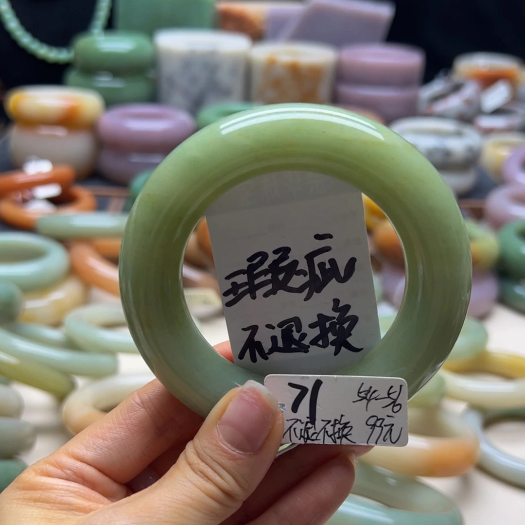 锦****未镶嵌手镯石英岩玉
