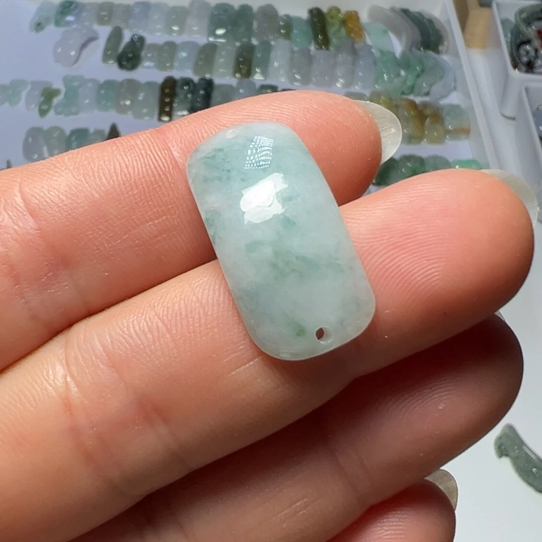 翡翠未镶嵌颈饰两头孔飘花手牌一个60块