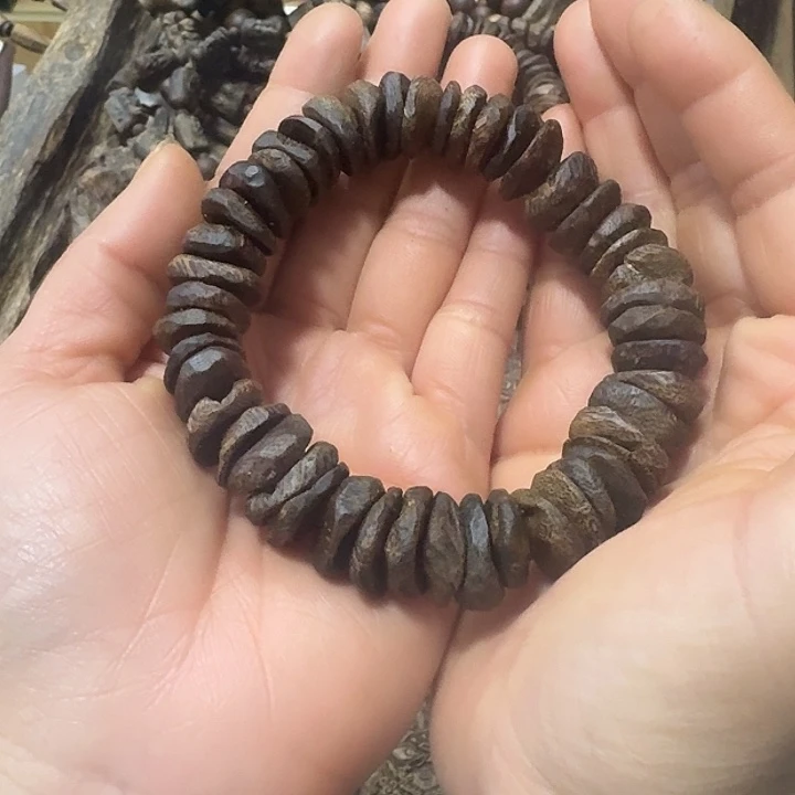 沉香手串金*达沉水树钉手串
