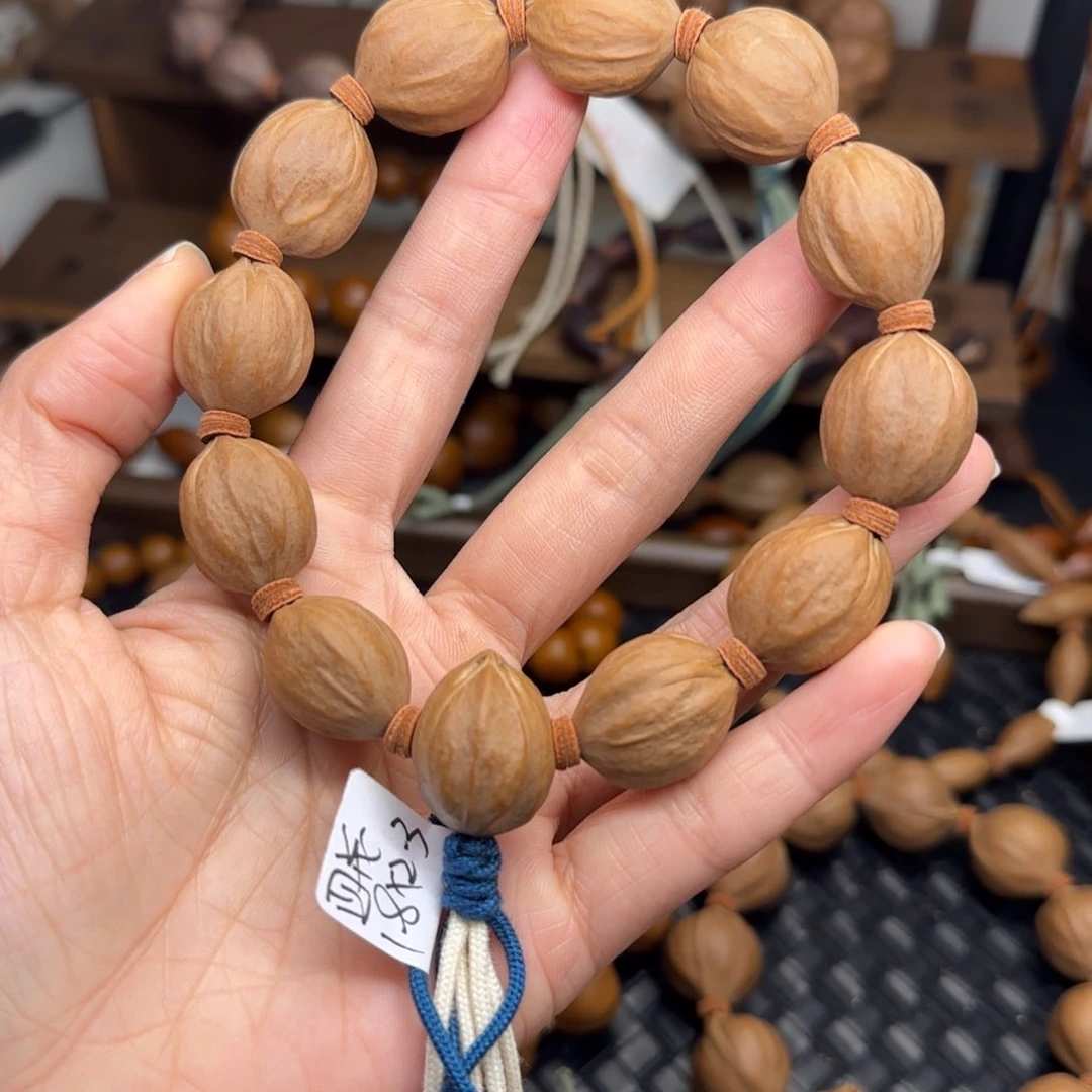 手串橄榄核27。1.8*2.3四花