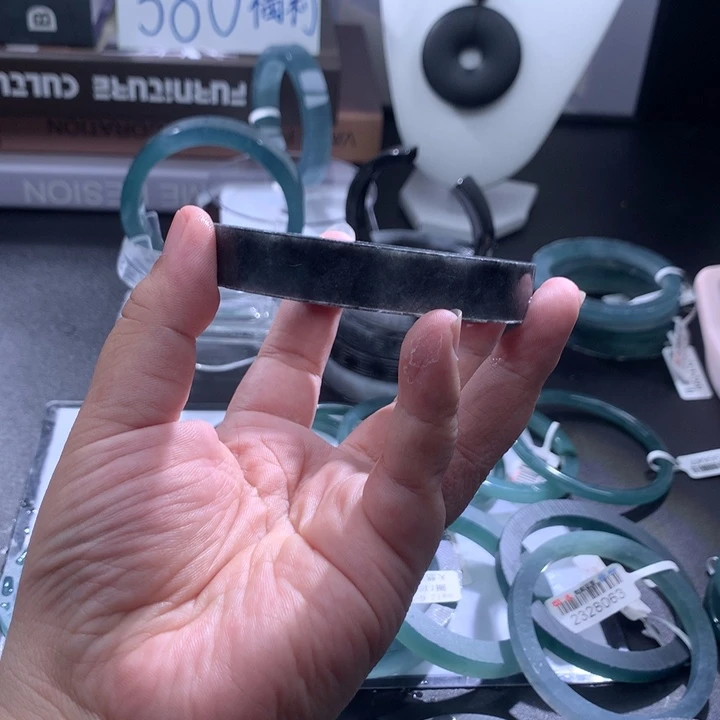 吃***要定制翡翠未镶嵌手镯