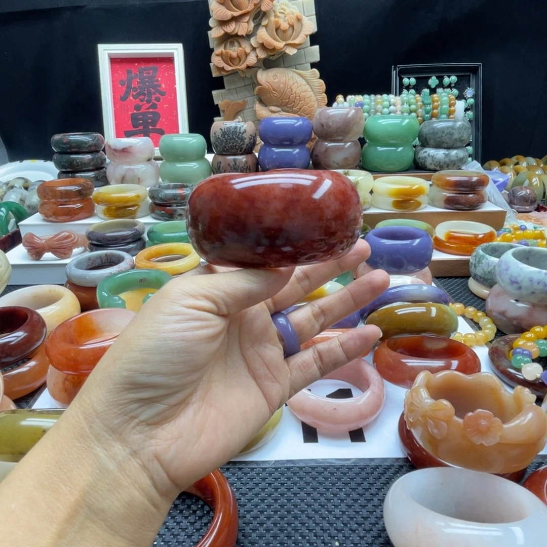 如***意石英岩玉未镶嵌手镯