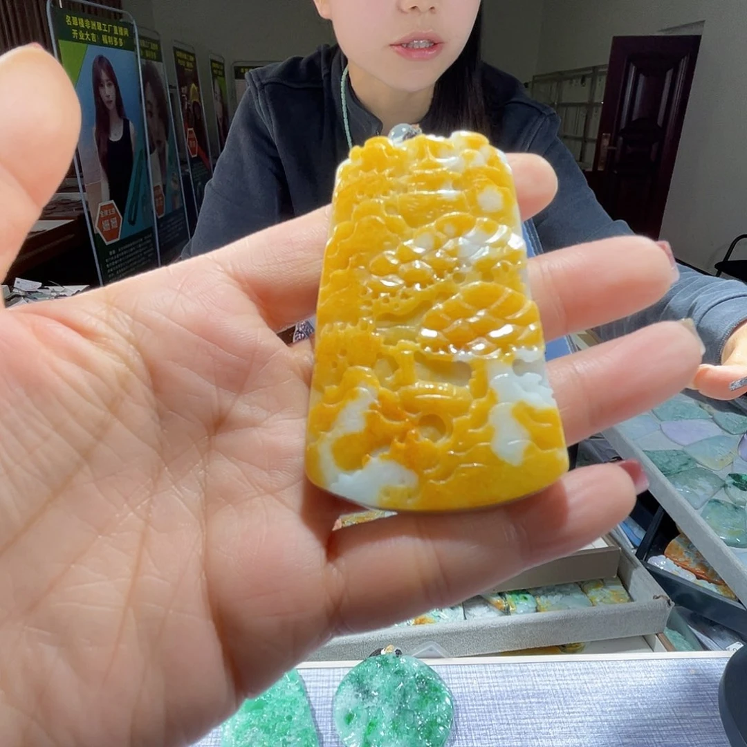 翡翠未镶嵌颈饰一个